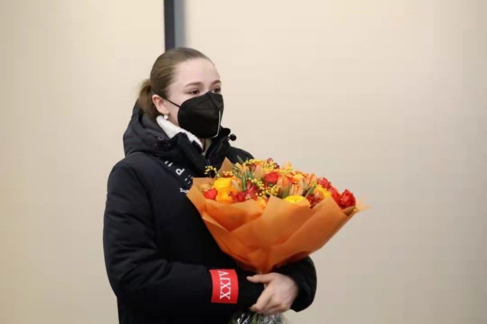 在伊朗社会中，女人从一出生就被社会摆入一个个圆圈之中，只因为是女性，她们就永远走不出生命的圆圈，越是想努力挣脱，就越是会被缚得更紧，一代一代宿命般的轮回。